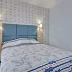 Beautiful Seaside View - 4 Oceans Premium Apartment