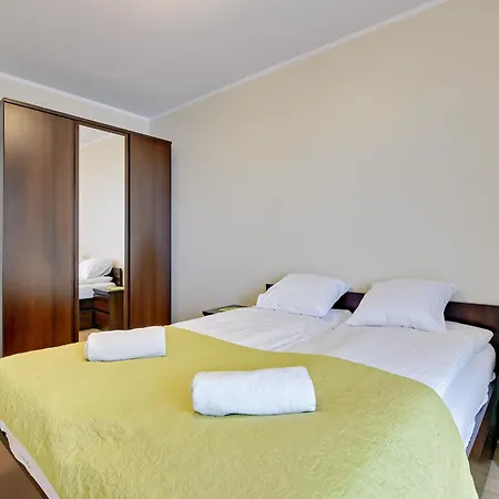 Beautiful Seaside View - 4 Oceans Premium Apartament