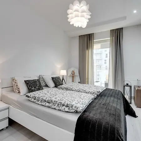 Beautiful Seaside View - 4 Oceans Premium Apartment