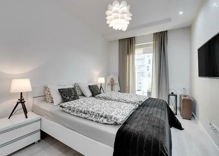 Beautiful Seaside View - 4 Oceans Premium Apartament